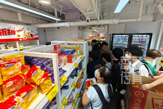 开云电竞商品2元起港人挤爆了！内地平价超市杀入香港个位数价格标签贴满货架！(图5)