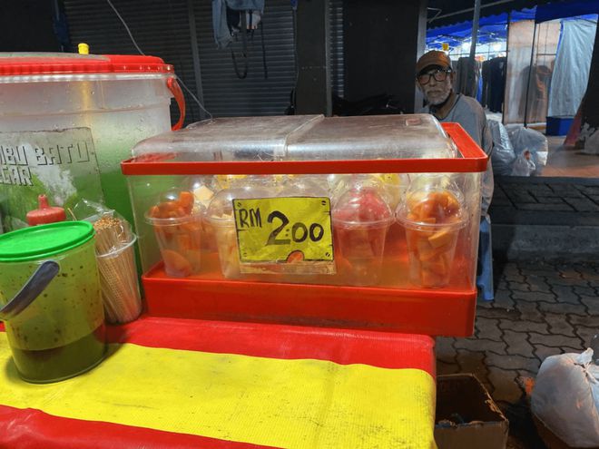 开云电竞:营业至凌晨！不到10新币就能购物吃零食！新山最大跳蚤市场太好玩了(图3)