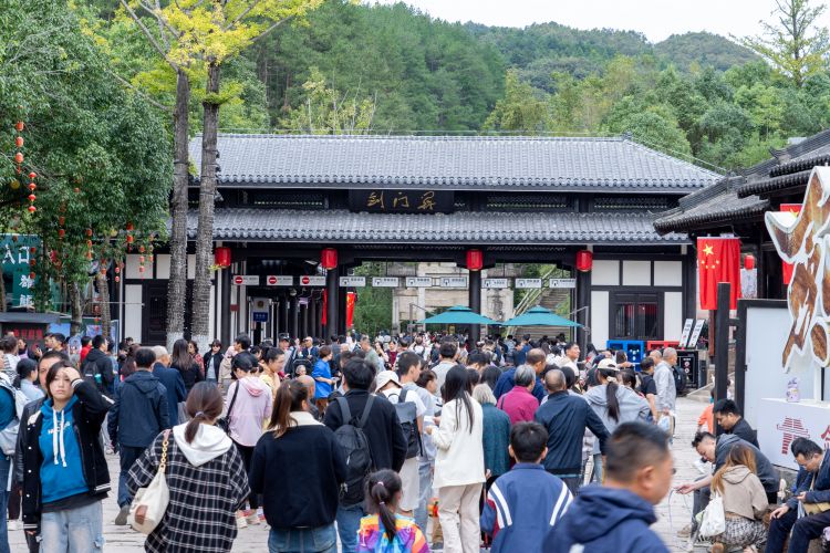 开云电竞:四川剑阁：10月3日达到最大单日承载量675万人次(图1)