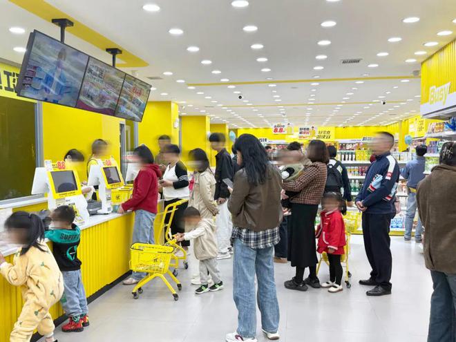 很忙很疯狂！零食很忙、好想来……丽江零食店一夜间遍地开花(图1)