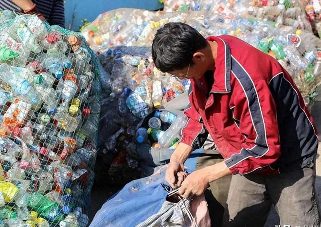 山东小伙捡垃圾时发现酒瓶里的商机后来一年挣16亿怎么挣的？(图1)