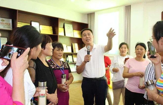 山东小伙捡垃圾时发现酒瓶里的商机后来一年挣16亿怎么挣的？(图12)