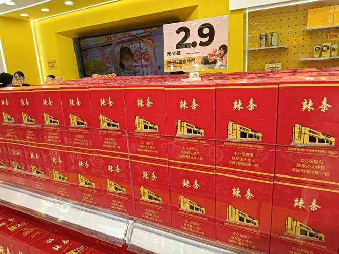 零食很忙茶颜悦色：零食量贩店的货架上摆满了焦虑(图2)