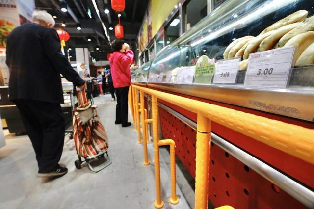 北京朝阳区首家政企合作老年友好型超市揭牌(图3)