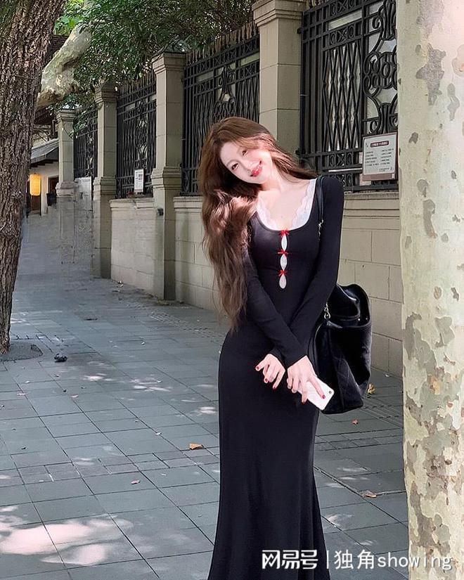 秋季必备！黑色针织长裙搭配秘籍大揭秘！(图1)