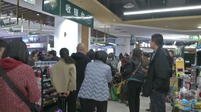 网传呼和浩特这家超市可能闭店引发持卡市民“抢购潮”记者实地调查→(图3)