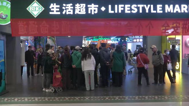 网传呼和浩特这家超市可能闭店引发持卡市民“抢购潮”记者实地调查→(图4)