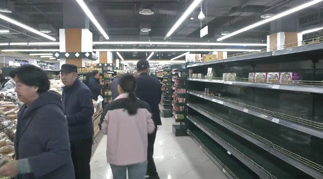 网传呼和浩特这家超市可能闭店引发持卡市民“抢购潮”记者实地调查→(图8)