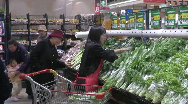 网传呼和浩特这家超市可能闭店引发持卡市民“抢购潮”记者实地调查→(图10)