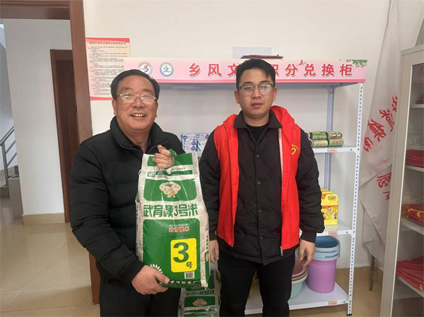 开云电竞:江苏建湖近湖街道镇南村“积分超市”培育文明新风尚(图1)