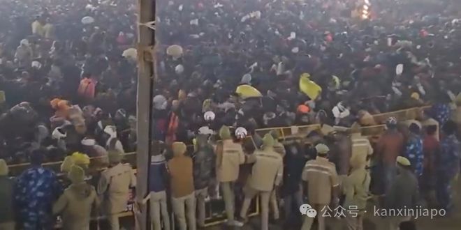开云电竞新加坡一仓库发生坍塌四人被困！印度又双叒叕发生践踏多人死亡(图7)
