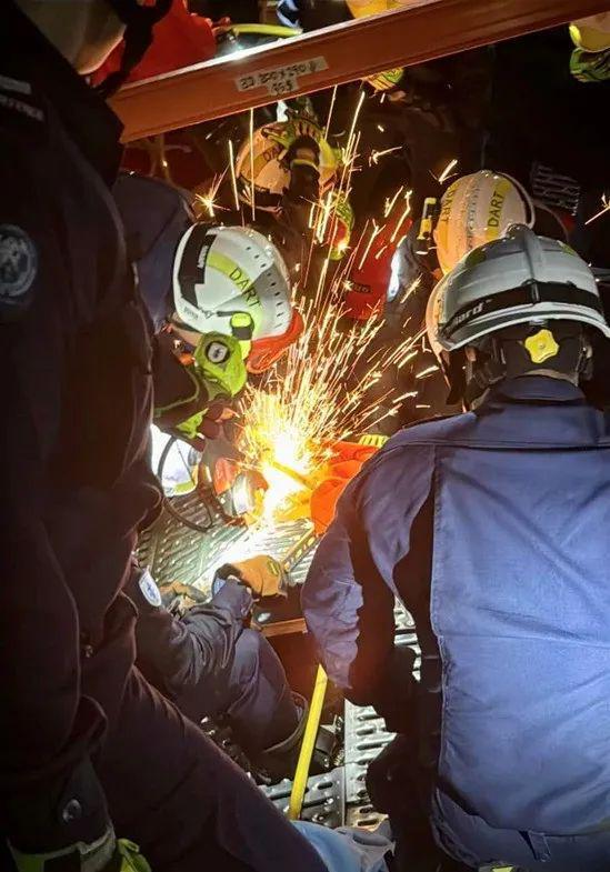 开云电竞新加坡一仓库发生坍塌四人被困！印度又双叒叕发生践踏多人死亡(图5)