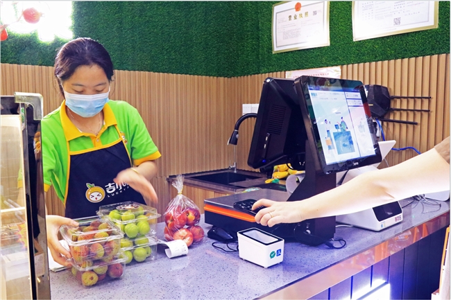 开云电竞app:吉小果水果加盟：十大加盟品牌之一有哪些优势？(图2)