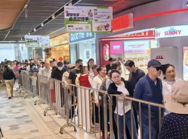 开云电竞五一最火“穷鬼超市”被3万人搬空货架(图5)