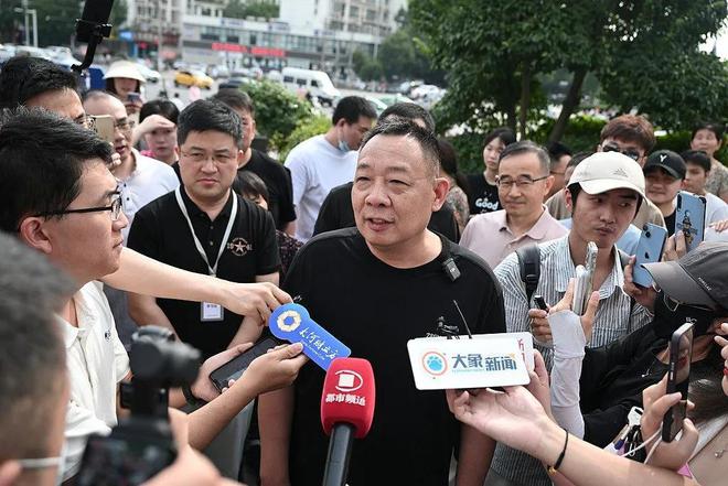 开云电竞五一最火“穷鬼超市”被3万人搬空货架(图11)