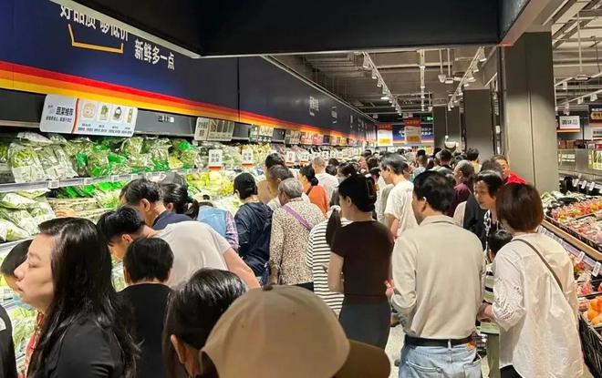 开云电竞五一最火“穷鬼超市”被3万人搬空货架(图8)