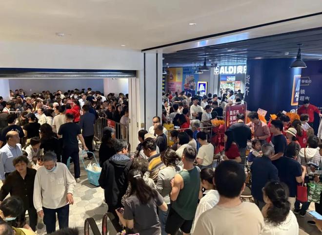 开云电竞五一最火“穷鬼超市”被3万人搬空货架(图9)