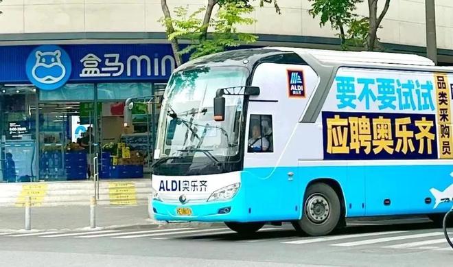 开云电竞五一最火“穷鬼超市”被3万人搬空货架(图14)