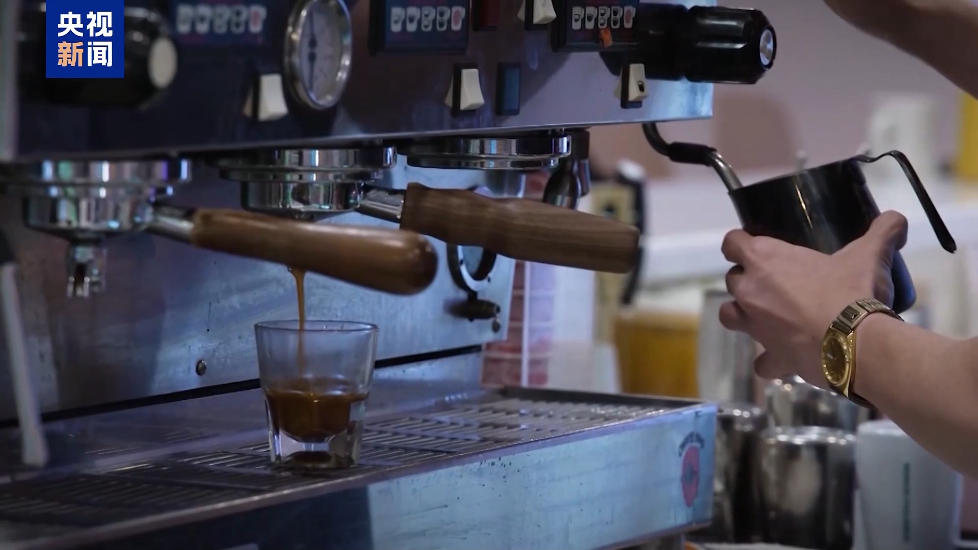 开云电竞app:美长滩港货运量因关税暴跌三成港口负责人：货架要空了(图2)