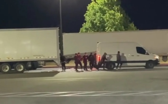 美媒急了：货架都要空了小偷还在“猛攻”美国供应链开云电竞(图1)