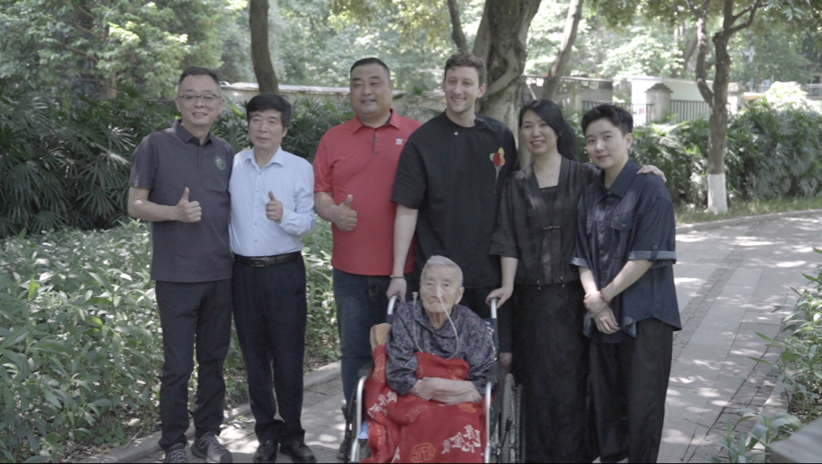 开云电竞62年攻坚捍卫民族尊严极致追求种出品质好瓜埃文凯尔中国农业游看望西瓜奶奶(图1)