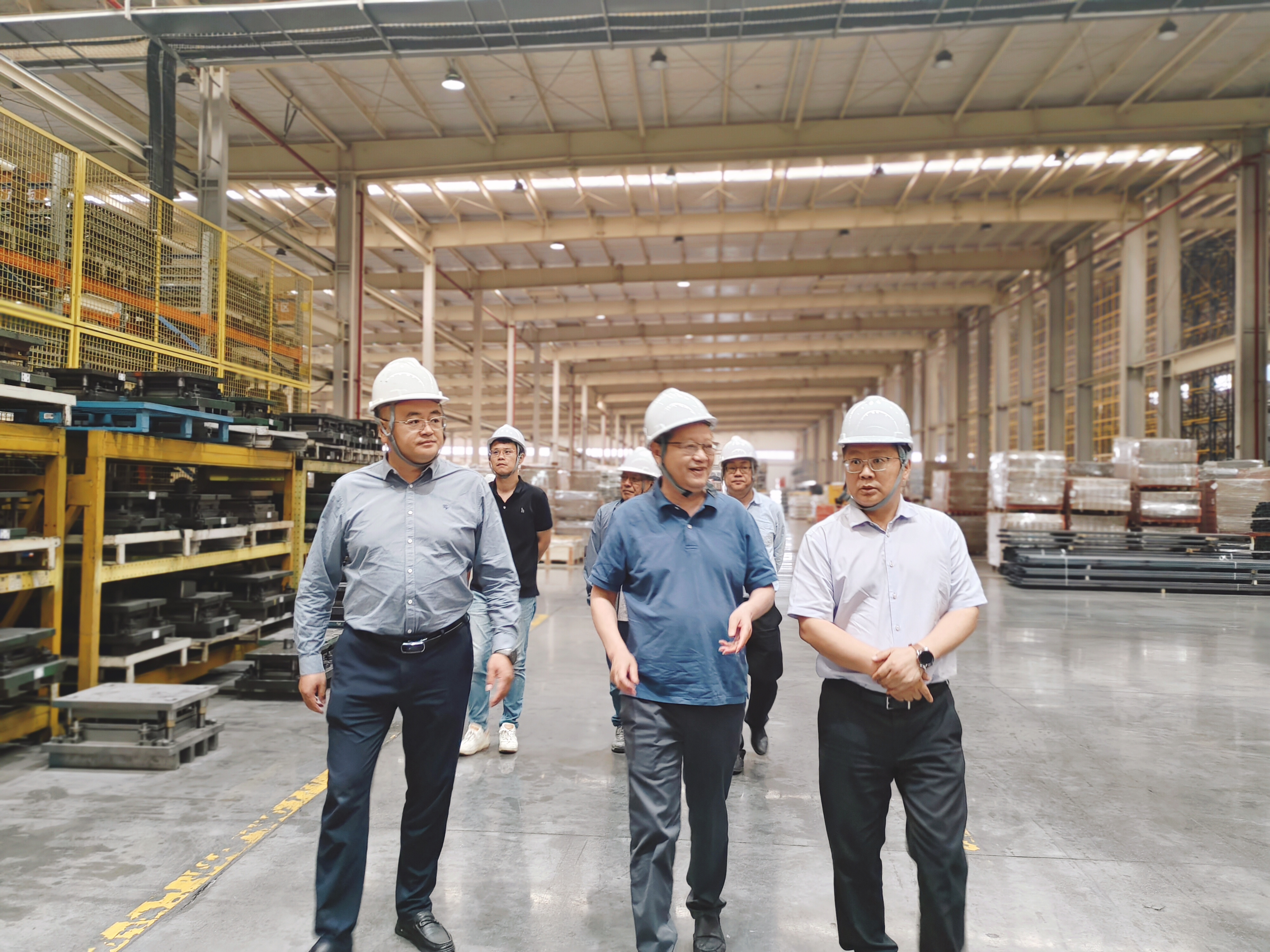 开云电竞app:深化产教融合共育智造英才——学校党委书记、校长周庆礼带队调研智能制造行业头部企业(图2)