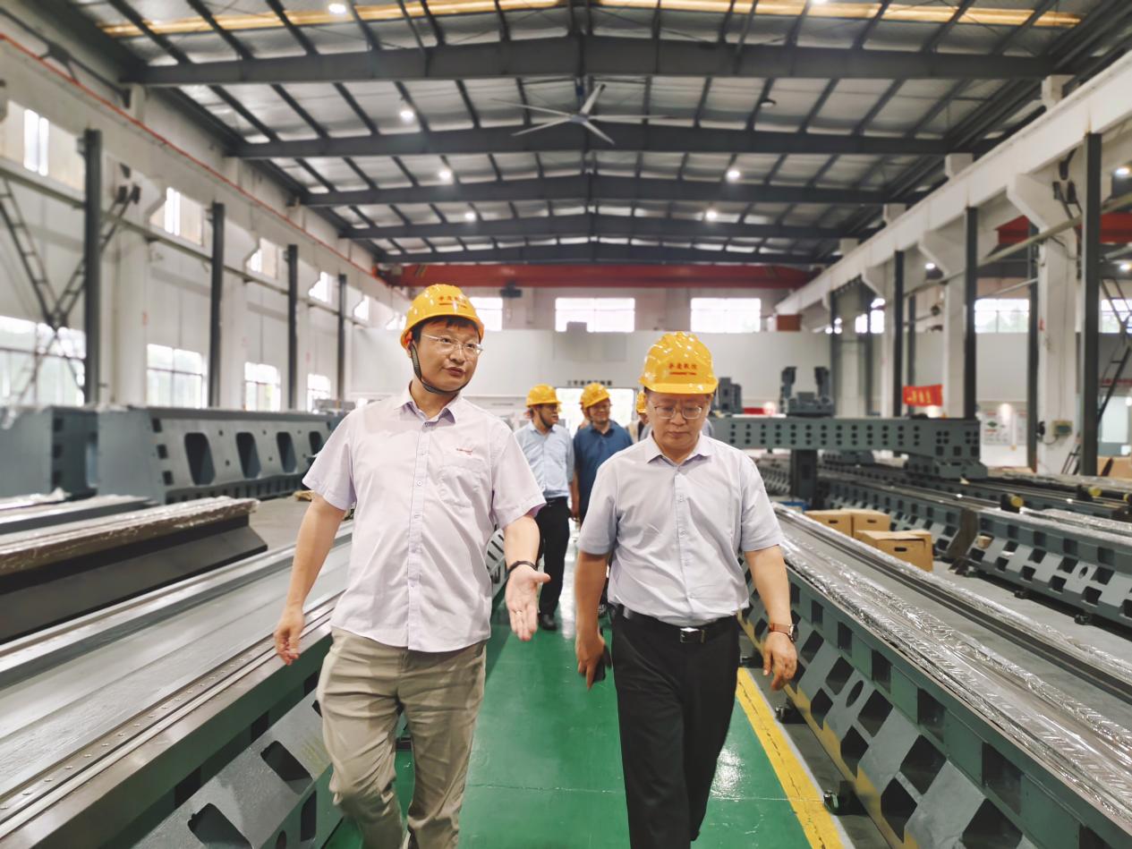 开云电竞app:深化产教融合共育智造英才——学校党委书记、校长周庆礼带队调研智能制造行业头部企业(图3)