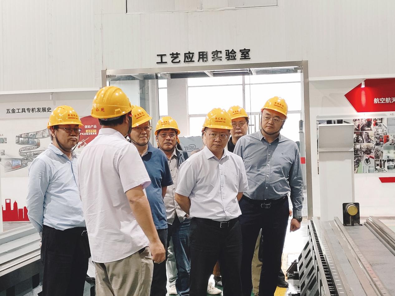 开云电竞app:深化产教融合共育智造英才——学校党委书记、校长周庆礼带队调研智能制造行业头部企业(图4)