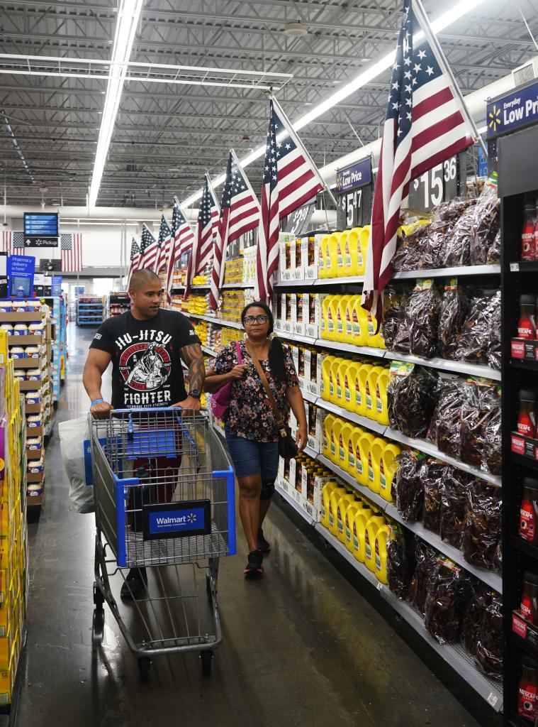 开云电竞app:美国商场货架一线观察：关税冲击下的民众“物价焦虑”(图1)