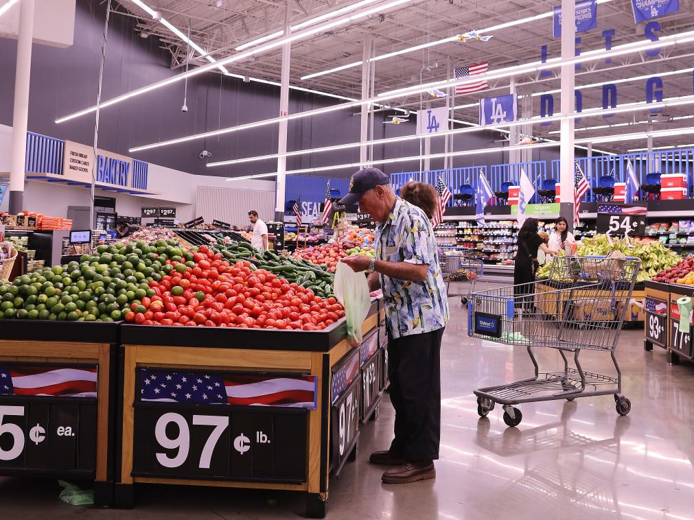 开云电竞app:美国商场货架一线观察：关税冲击下的民众“物价焦虑”(图10)