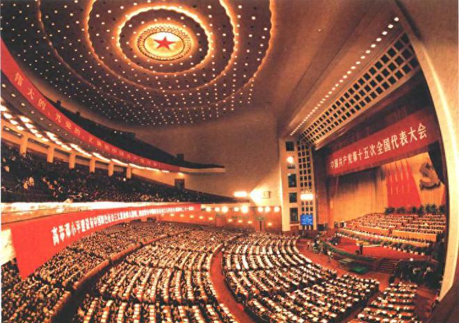 开云电竞网站:人民大会堂含金量：顶宽76米高33米无一柱子六十多年从未变形！(图1)