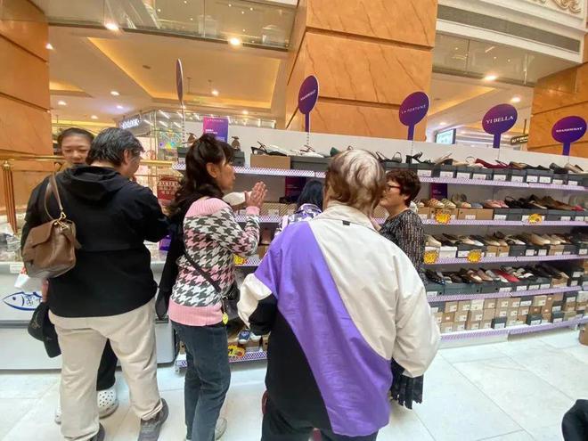 不出口美国了上海市民疯狂“捡漏”！“好几百美元的鞋子现在一百多块拿下”外贸好东西卖爆了→开云电竞(图6)