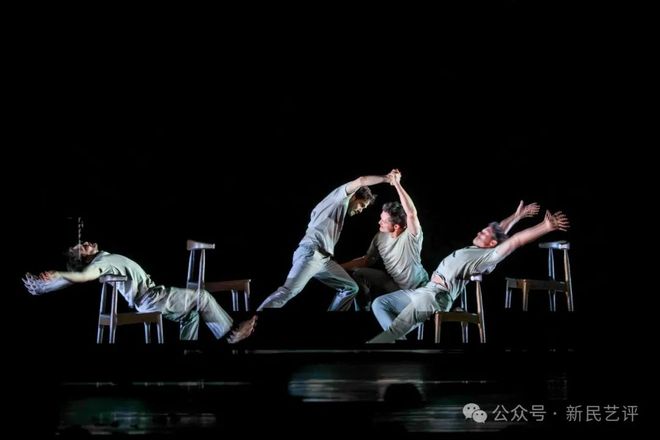 开云电竞入口:“我贴着地面步行不在云端跳舞”——德国音乐戏剧《关于谎言的全部真相》的真相(图4)