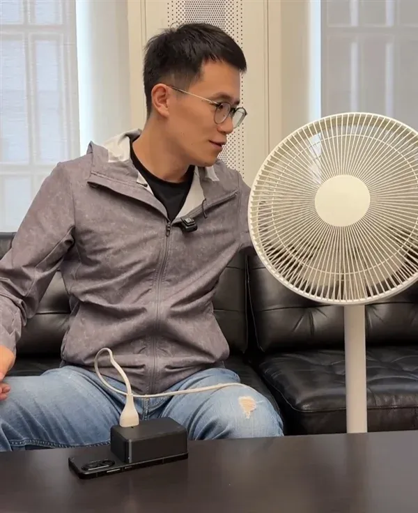 开云电竞:零跑朱江明自曝年薪8万IPO后没领过工资；曝微软“断供”华大基因办公软件后者已与金山办公达成战略合作；阿里正在大批出售旗下资产丨雷峰早报(图2)
