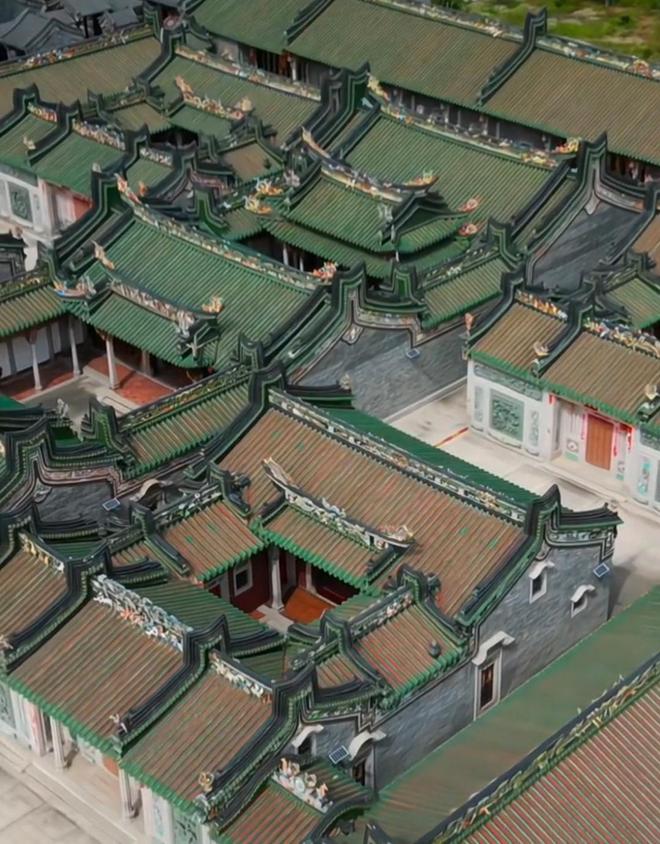 开云电竞:10亿违建豪宅一夜推平屋主人身份被扒官媒：一点都不冤(图3)