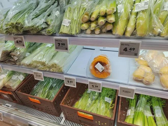 开云电竞网站:实探美团快乐猴首店：矿泉水1瓶不到07元！硬折扣迎来新玩家(图13)