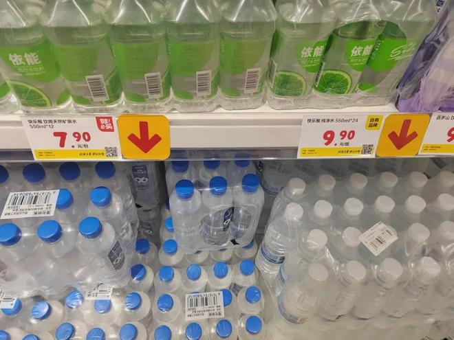 开云电竞网站:实探美团快乐猴首店：矿泉水1瓶不到07元！硬折扣迎来新玩家(图5)