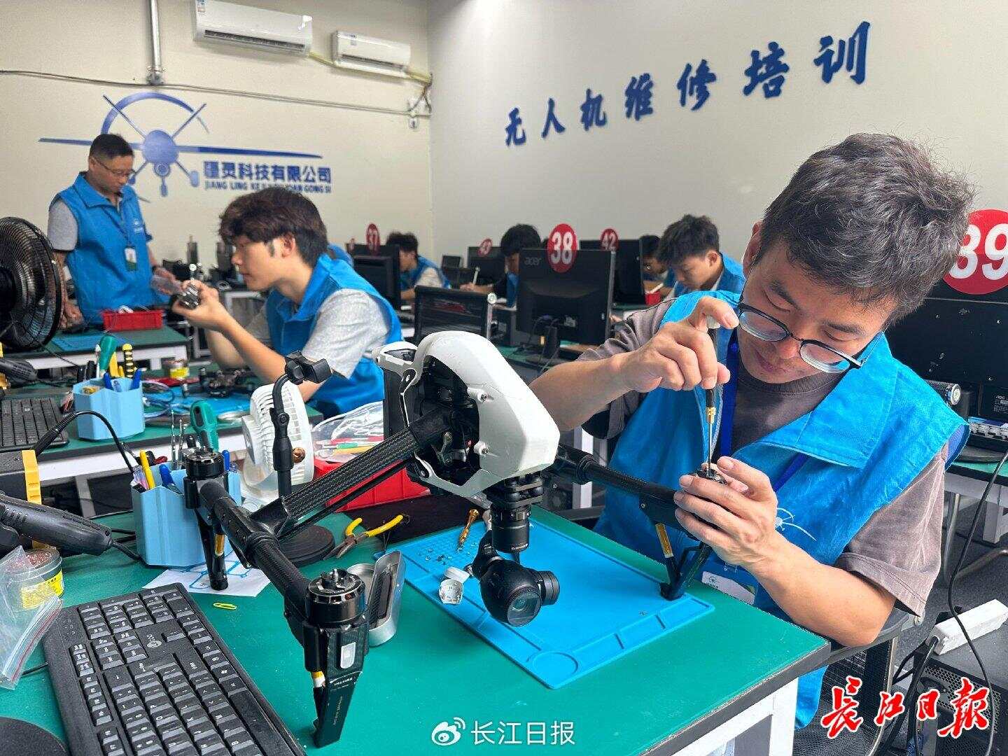 开云电竞入口:女生专攻无人机维修走红“飞友圈”公司年收入超500万元(图2)