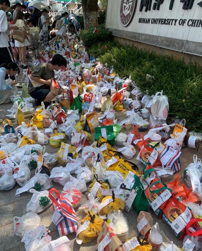 开云电竞:湖南中大门口外卖太吓人了！学医的不知道吃外卖对身体不好吗？(图2)