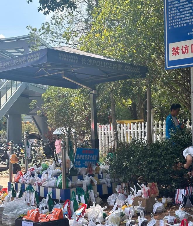 开云电竞:湖南中大门口外卖太吓人了！学医的不知道吃外卖对身体不好吗？(图3)