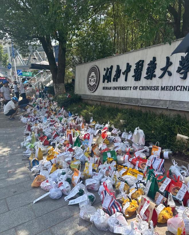 开云电竞:湖南中大门口外卖太吓人了！学医的不知道吃外卖对身体不好吗？(图4)
