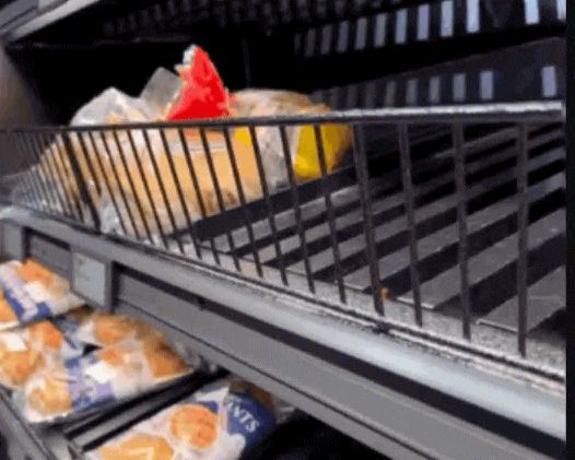 开云电竞app:澳华人区Aldi货架惊现蟑螂引发热议！网友：其它门店也有(图3)