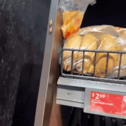 开云电竞app:澳华人区Aldi货架惊现蟑螂引发热议！网友：其它门店也有(图2)