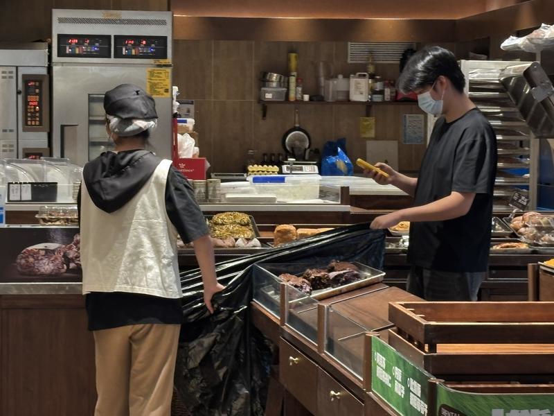 开云电竞:民生调查｜跑了上海20多家店“卖不完”的面包去哪了？(图2)