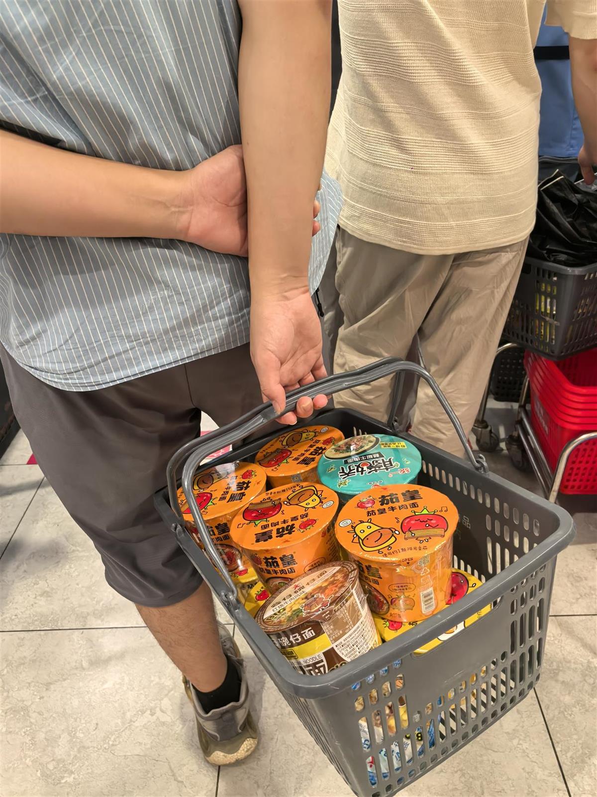 珠海提醒开云电竞市民提前备好至少3天的生活物资记者实探生鲜超市部分货架已空(图1)