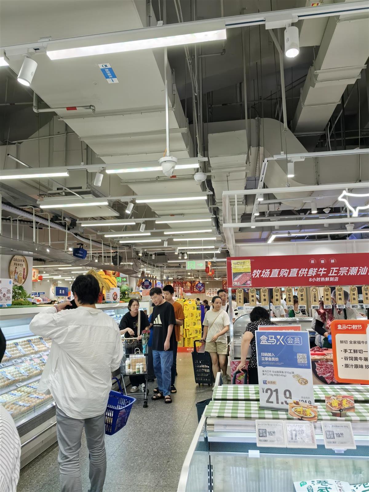 珠海提醒开云电竞市民提前备好至少3天的生活物资记者实探生鲜超市部分货架已空(图2)