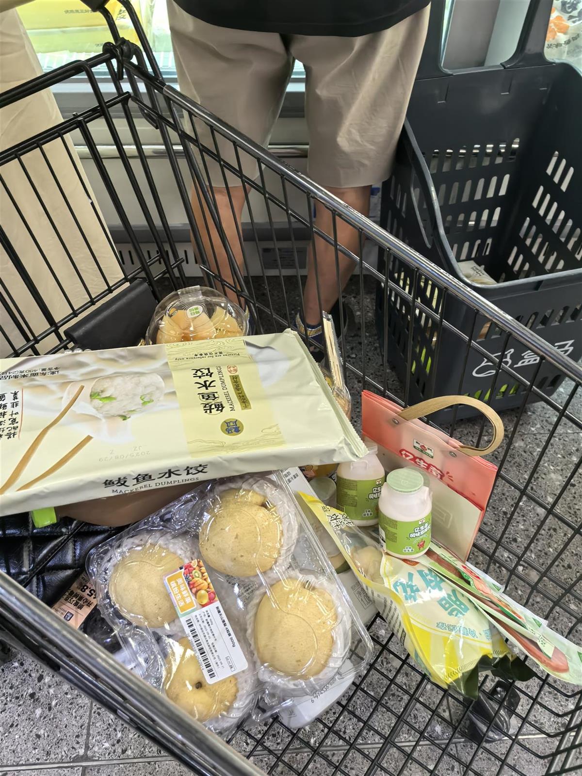 珠海提醒开云电竞市民提前备好至少3天的生活物资记者实探生鲜超市部分货架已空(图3)