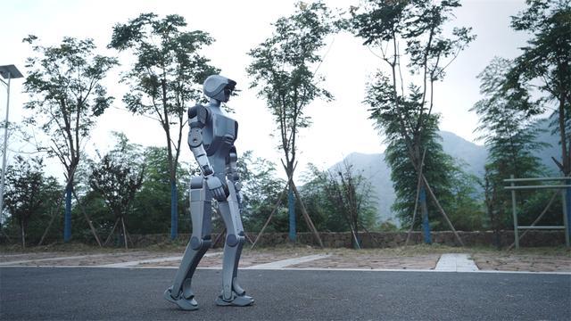 熊猫体育平台：全球首款！云深处科技发布行业级全天候人形机器人！(图4)