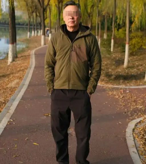 开云电竞房东深夜让我挪货架我：货架上有东西怎么挪？次日清晨警察敲我门(图1)