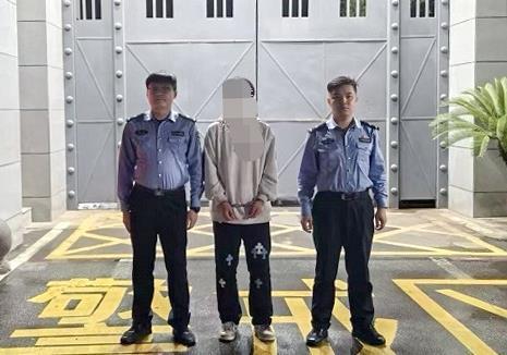 开云电竞:货架商品当作“猎物”“黑白双煞”到超市“免费进货”？(图1)